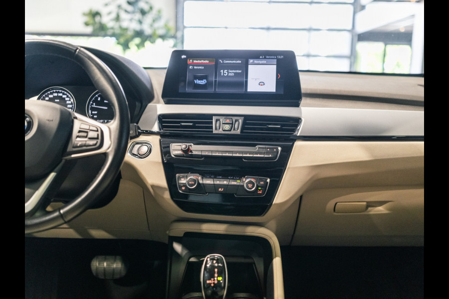 BMW X1 sDrive20i 190pk Executive X-Line | Facelift | Panorama | Camera | HUD | Leder beige | Camera | NAP