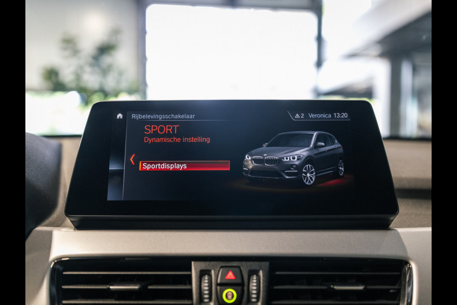 BMW X1 sDrive20i 190pk Executive X-Line | Facelift | Panorama | Camera | HUD | Leder beige | Camera | NAP