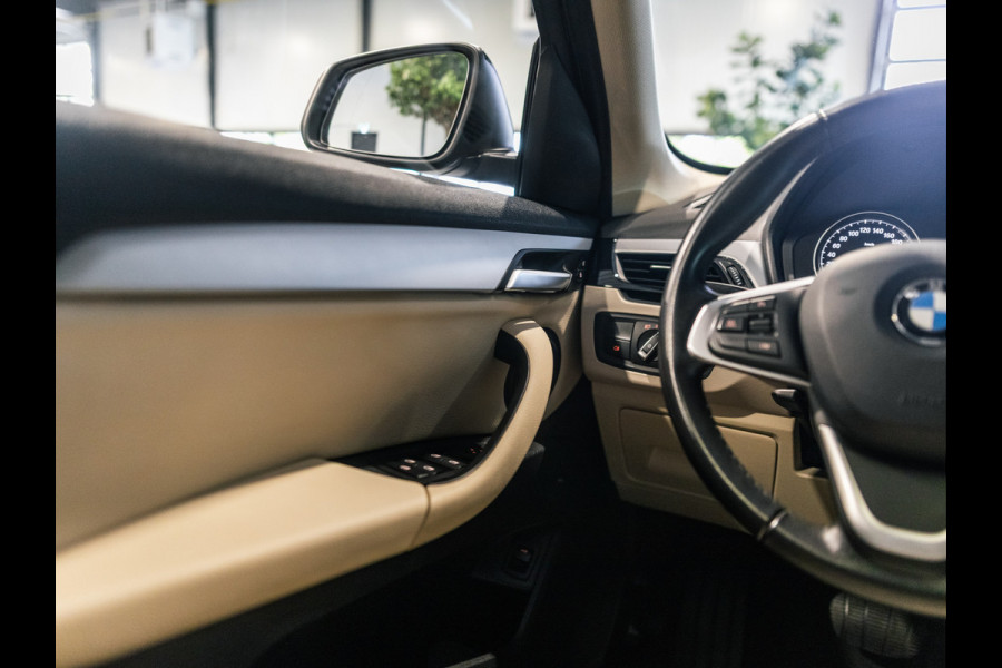 BMW X1 sDrive20i 190pk Executive X-Line | Facelift | Panorama | Camera | HUD | Leder beige | Camera | NAP