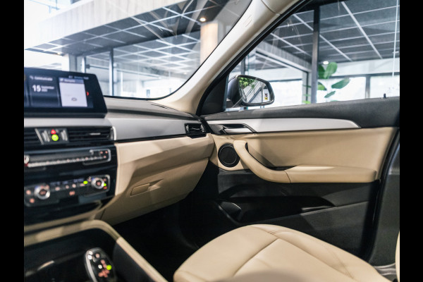 BMW X1 sDrive20i 190pk Executive X-Line | Facelift | Panorama | Camera | HUD | Leder beige | Camera | NAP