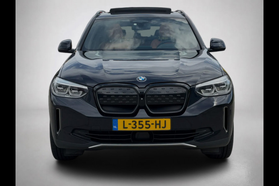 BMW iX3 High Executive 80 kWh M-pakket SOH 96% (1e eig, NL-auto, Dealer OndH, Panoramadak, Navi Pro, Camera, H&K, Autopilot, Etc))