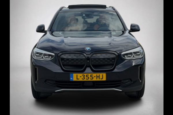 BMW iX3 High Executive 80 kWh M-pakket SOH 96% (1e eig, NL-auto, Dealer OndH, Panoramadak, Navi Pro, Camera, H&K, Autopilot, Etc))