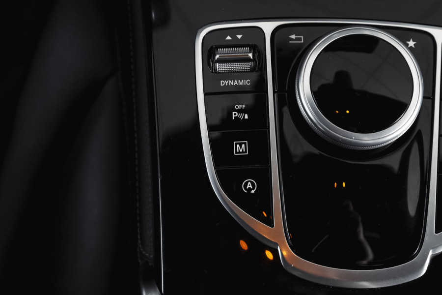 Mercedes-Benz GLC Coupé 250 4MATIC 211 PK Premium AMG Line | S/K-Panodak | Cruise | Stoelverw. | PDC | Camera | App. Connect | ECC | LM 21" |
