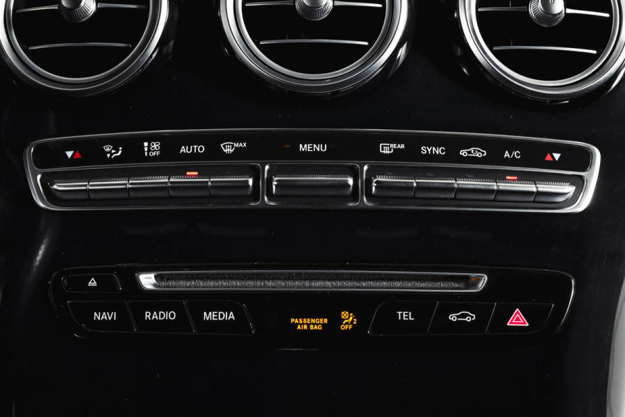 Mercedes-Benz GLC Coupé 250 4MATIC 211 PK Premium AMG Line | S/K-Panodak | Cruise | Stoelverw. | PDC | Camera | App. Connect | ECC | LM 21" |