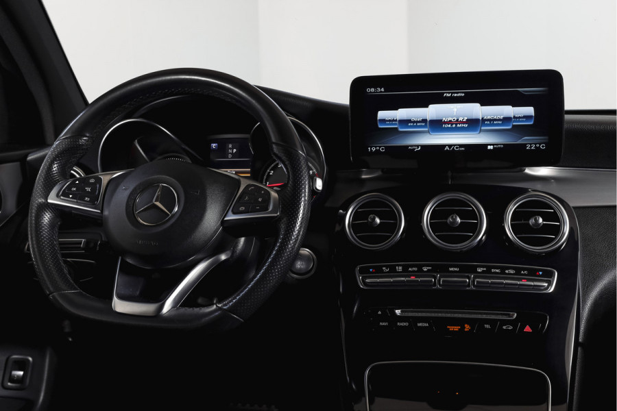 Mercedes-Benz GLC Coupé 250 4MATIC 211 PK Premium AMG Line | S/K-Panodak | Cruise | Stoelverw. | PDC | Camera | App. Connect | ECC | LM 21" |