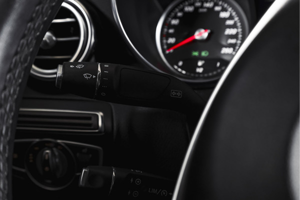 Mercedes-Benz GLC Coupé 250 4MATIC 211 PK Premium AMG Line | S/K-Panodak | Cruise | Stoelverw. | PDC | Camera | App. Connect | ECC | LM 21" |