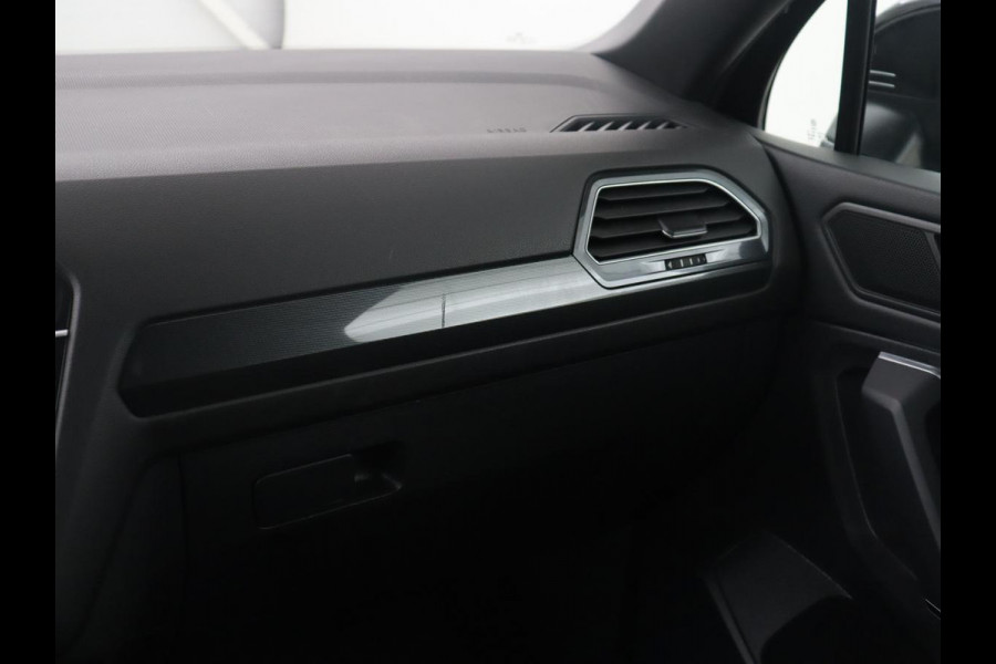 Volkswagen Tiguan Allspace 1.5 TSI Highline Business R | Leder | Trekhaak | Virtual dashboard | Adaptive cruise | Camera | Park assist | Carplay | Climate control | Stoelverwarming | Full LED |