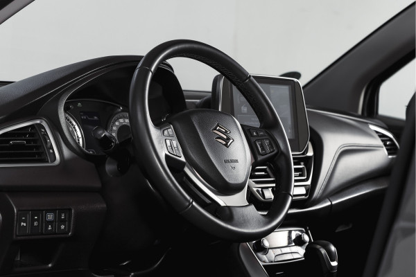 Suzuki S-Cross 1.5 Hybrid Style Orig. NL | S/K-Panodak | Adapt. Cruise | Stoelverw. | 360 Camera | PDC | NAV+App. Connect | Afn. Trekhaak | ECC | LM 17" |