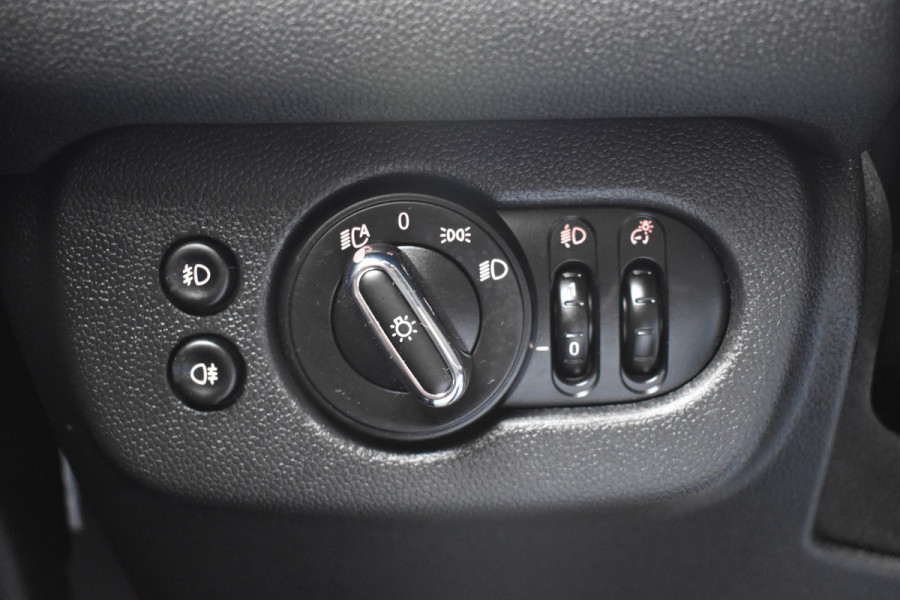 MINI Clubman 1.5 One Aut. | Xenon/LED | Stoelverwarming | Keyless | Navi | DAB | Black Pack