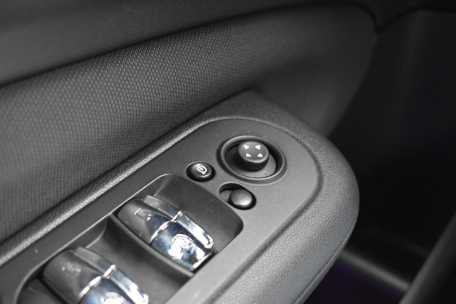 MINI Clubman 1.5 One Aut. | Xenon/LED | Stoelverwarming | Keyless | Navi | DAB | Black Pack