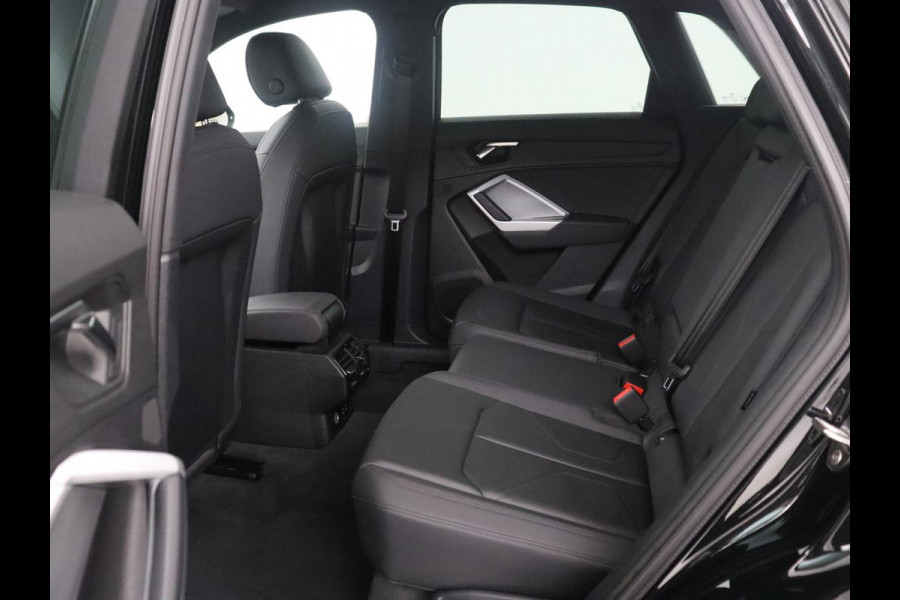 Audi Q3 35 TFSI S edition | Leder | Virtual Dashboard | Carplay | Stoelverwarming | Climate control | Cruise control | Camera | Park assist | Navigatie |
