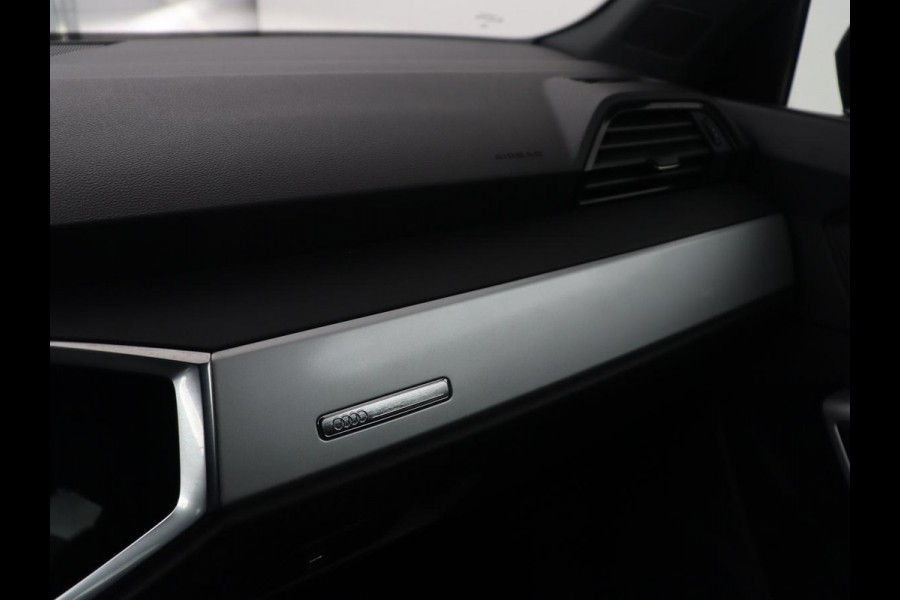 Audi Q3 35 TFSI S edition | Leder | Virtual Dashboard | Carplay | Stoelverwarming | Climate control | Cruise control | Camera | Park assist | Navigatie |