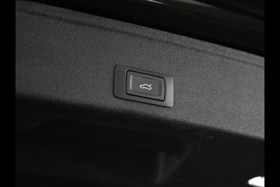 Audi A4 Avant 2.9 TFSI RS 4 quattro 450pk | Panoramadak | Adaptive cruise controle | Matrix | Trekhaak | Elektrisch verstelbare voorstoelen met geheugen | Stoelverwarming voor en achter
