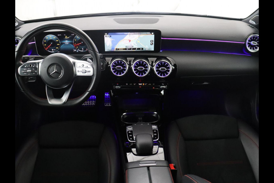 Mercedes-Benz A-Klasse 250 Premium Plus | AMG Line | Panoramadak | Trekhaak | Sfeerverlichting | Leder/alcantara | Burnmeister | Full LED | Stoelverwarming |