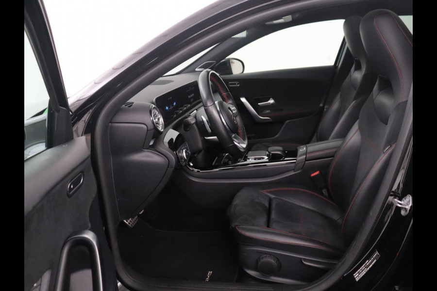 Mercedes-Benz A-Klasse 250 Premium Plus | AMG Line | Panoramadak | Trekhaak | Sfeerverlichting | Leder/alcantara | Burnmeister | Full LED | Stoelverwarming |