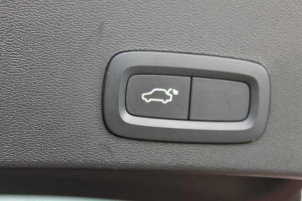 Volvo XC40 T3 163PK automaat Momentum Pro / Climate Control/ Cruise control/ elektrische achterklep/ Bluetooth/ Apple carplay/ Drive mode/ Parkeersensoren met camera/ Navigatie