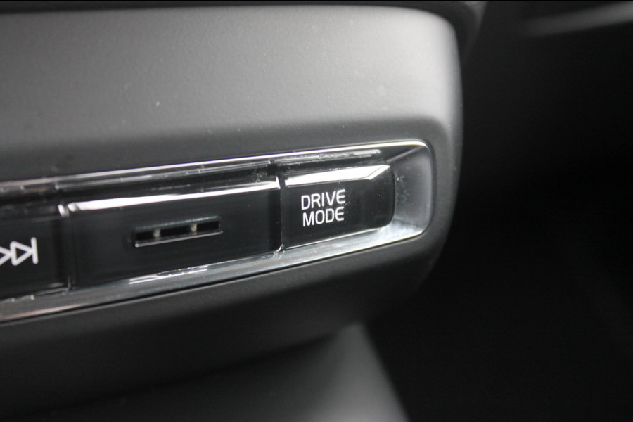 Volvo XC40 T3 163PK automaat Momentum Pro / Climate Control/ Cruise control/ elektrische achterklep/ Bluetooth/ Apple carplay/ Drive mode/ Parkeersensoren met camera/ Navigatie