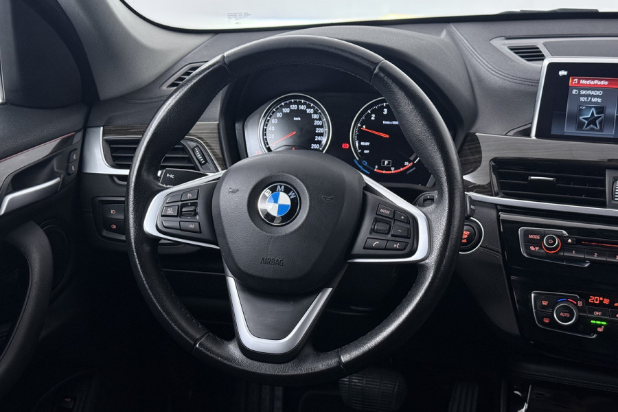 BMW X1 sDrive18i High Executive (TREKHAAK, CAMERA, STOELVERWARMING, DEALER ONDERHOUDEN)
