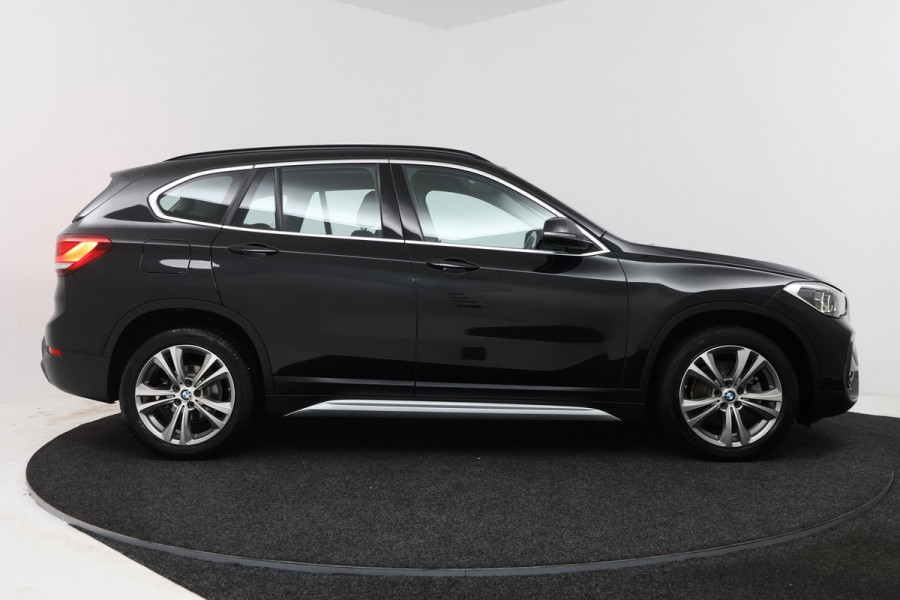 BMW X1 sDrive18i High Executive (TREKHAAK, CAMERA, STOELVERWARMING, DEALER ONDERHOUDEN)