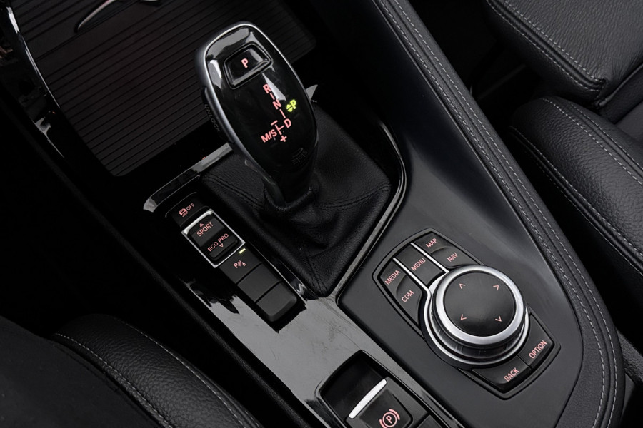 BMW X1 sDrive18i High Executive (TREKHAAK, CAMERA, STOELVERWARMING, DEALER ONDERHOUDEN)