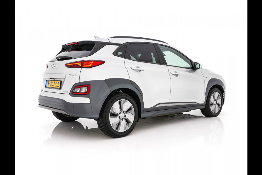 Hyundai Kona EV Fashion 64 kWh (3-Fase) {SOH-100%} (INCL-BTW)  Aut *HEATPUMP | NAVI-FULLMAP | LEATHER-FABRIC | KEYLESS | CAMERA | DAB | ECC | ADAPTIVE-CRUISE | LANE-ASSIST | HEATED-SEATS | PRIVACY-GLASS | HEAD-UP | SHIFTPADDLES | 17"ALU*
