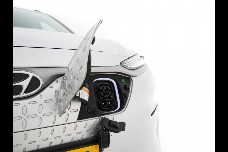 Hyundai Kona EV Fashion 64 kWh (3-Fase) {SOH-100%} (INCL-BTW)  Aut *HEATPUMP | NAVI-FULLMAP | LEATHER-FABRIC | KEYLESS | CAMERA | DAB | ECC | ADAPTIVE-CRUISE | LANE-ASSIST | HEATED-SEATS | PRIVACY-GLASS | HEAD-UP | SHIFTPADDLES | 17"ALU*