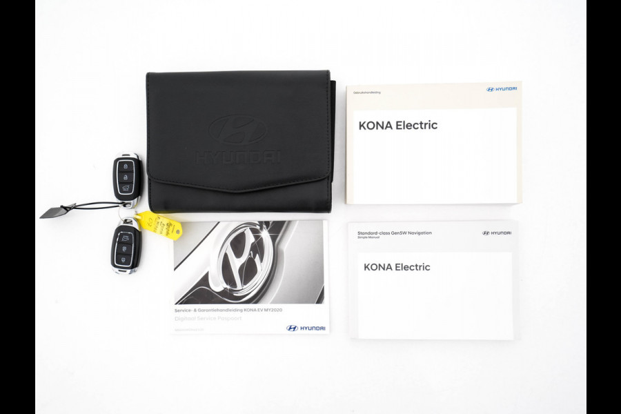 Hyundai Kona EV Fashion 64 kWh (3-Fase) {SOH-100%} (INCL-BTW)  Aut *HEATPUMP | NAVI-FULLMAP | LEATHER-FABRIC | KEYLESS | CAMERA | DAB | ECC | ADAPTIVE-CRUISE | LANE-ASSIST | HEATED-SEATS | PRIVACY-GLASS | HEAD-UP | SHIFTPADDLES | 17"ALU*