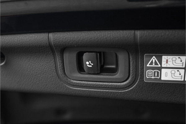 Mercedes-Benz C-Klasse 200 Launch Edition AMG Line Pano Trekhaak Camera Stoelverw