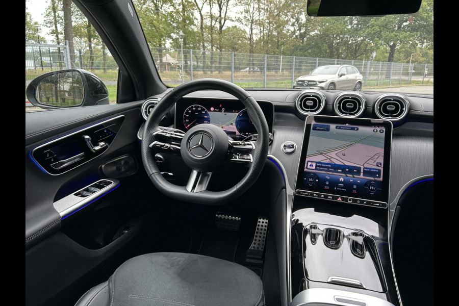 Mercedes-Benz GLC 300e AMG Coupé // Burmester // Distronic // Panoramadak // 360 Camera // Memory // Treeplanken // 20" Multi Spaak Velgen // Acht