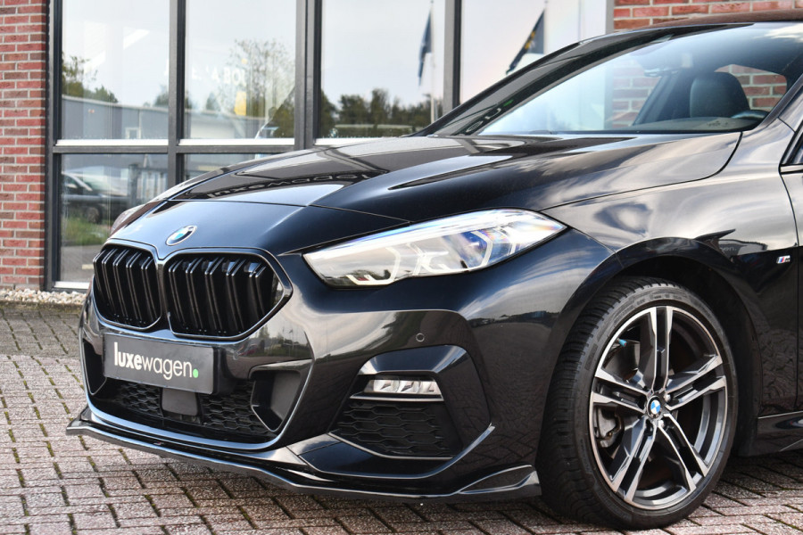 BMW 2 Serie Gran Coupé 218i M-Sport Shadowline Trekhaak 18inch Live-cockpit Sfeerverlichting