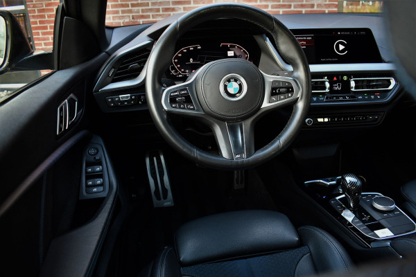 BMW 2 Serie Gran Coupé 218i M-Sport Shadowline Trekhaak 18inch Live-cockpit Sfeerverlichting