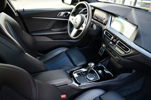 BMW 2 Serie Gran Coupé 218i M-Sport Shadowline Trekhaak 18inch Live-cockpit Sfeerverlichting