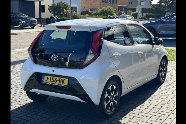 Toyota Aygo 1.0 VVT-i X-joy | Apple CarPlay/Android Auto, Airco, Lichtmetalen velgen, Safety Sense, Mistlampen