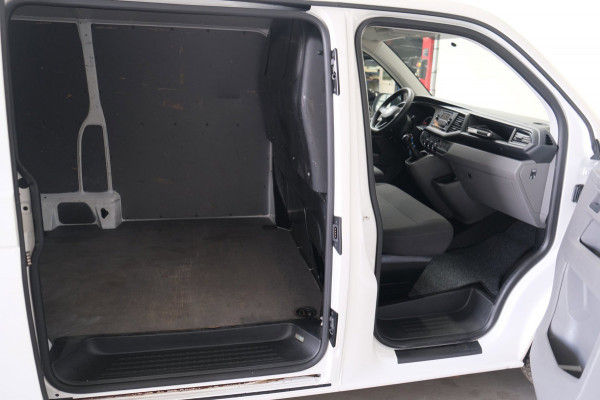 Volkswagen Transporter 2.0 TDI L2H1 30 3p - Airco, Cruise, Stoelverwarming, PDC, Trekhaak.