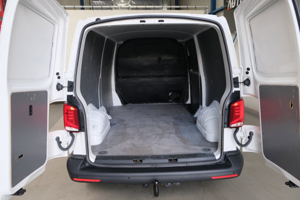 Volkswagen Transporter 2.0 TDI L2H1 30 3p - Airco, Cruise, Stoelverwarming, PDC, Trekhaak.