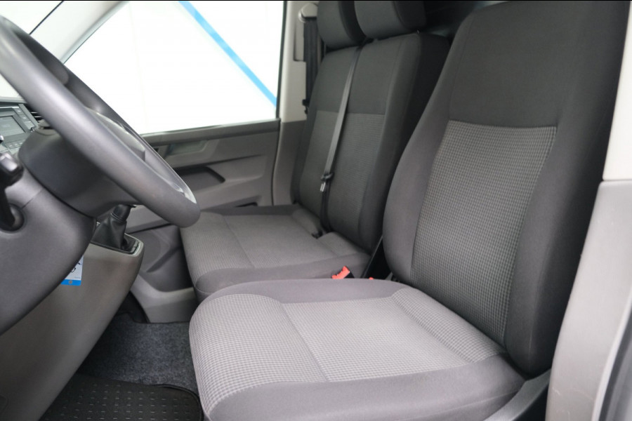 Volkswagen Transporter 2.0 TDI L2H1 30 3p - Airco, Cruise, Stoelverwarming, PDC, Trekhaak.