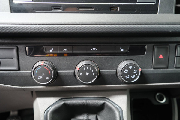 Volkswagen Transporter 2.0 TDI L2H1 30 3p - Airco, Cruise, Stoelverwarming, PDC, Trekhaak.