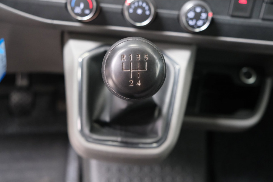 Volkswagen Transporter 2.0 TDI L2H1 30 3p - Airco, Cruise, Stoelverwarming, PDC, Trekhaak.