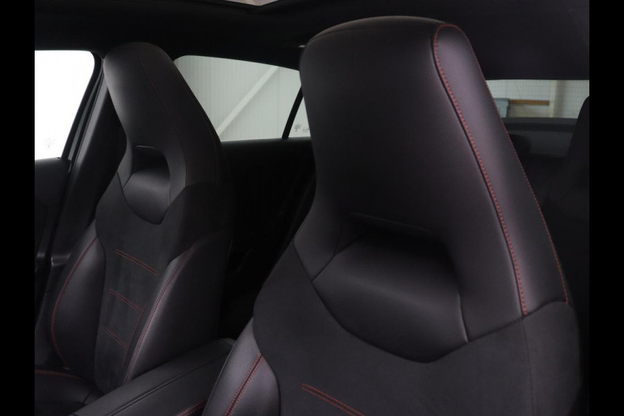 Mercedes-Benz A-Klasse 250 Premium Plus | AMG Line | Panoramadak | Trekhaak | Sfeerverlichting | Leder/alcantara | Burnmeister | Full LED | Stoelverwarming |