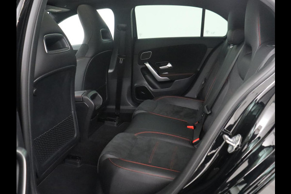 Mercedes-Benz A-Klasse 250 Premium Plus | AMG Line | Panoramadak | Trekhaak | Sfeerverlichting | Leder/alcantara | Burnmeister | Full LED | Stoelverwarming |