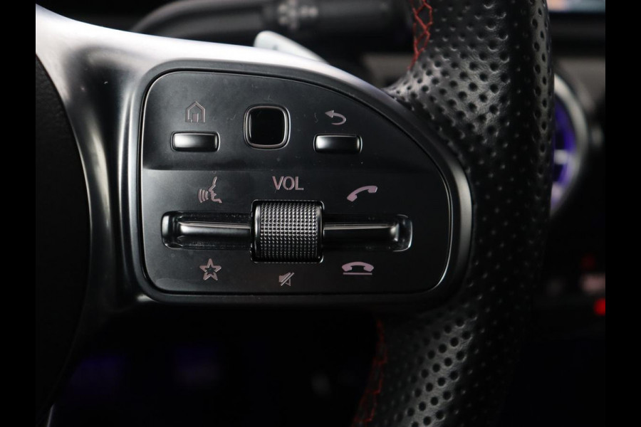 Mercedes-Benz A-Klasse 250 Premium Plus | AMG Line | Panoramadak | Trekhaak | Sfeerverlichting | Leder/alcantara | Burnmeister | Full LED | Stoelverwarming |