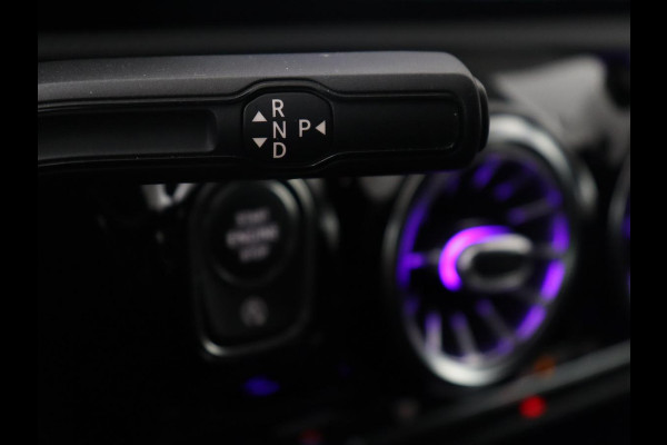 Mercedes-Benz A-Klasse 250 Premium Plus | AMG Line | Panoramadak | Trekhaak | Sfeerverlichting | Leder/alcantara | Burnmeister | Full LED | Stoelverwarming |