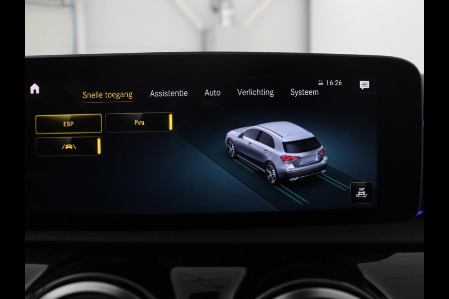 Mercedes-Benz A-Klasse 250 Premium Plus | AMG Line | Panoramadak | Trekhaak | Sfeerverlichting | Leder/alcantara | Burnmeister | Full LED | Stoelverwarming |