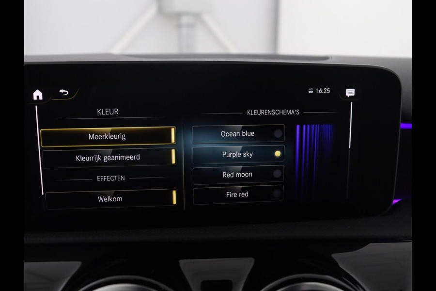 Mercedes-Benz A-Klasse 250 Premium Plus | AMG Line | Panoramadak | Trekhaak | Sfeerverlichting | Leder/alcantara | Burnmeister | Full LED | Stoelverwarming |