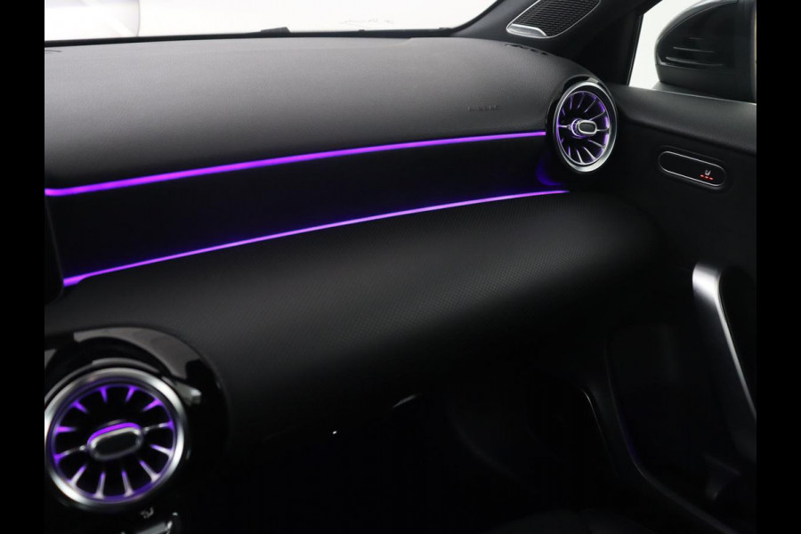 Mercedes-Benz A-Klasse 250 Premium Plus | AMG Line | Panoramadak | Trekhaak | Sfeerverlichting | Leder/alcantara | Burnmeister | Full LED | Stoelverwarming |