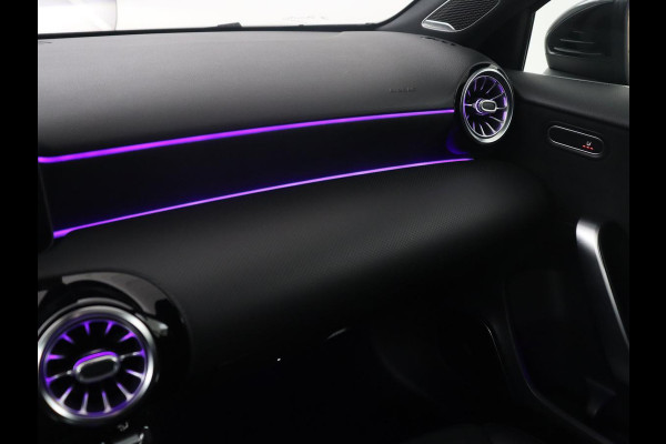 Mercedes-Benz A-Klasse 250 Premium Plus | AMG Line | Panoramadak | Trekhaak | Sfeerverlichting | Leder/alcantara | Burnmeister | Full LED | Stoelverwarming |