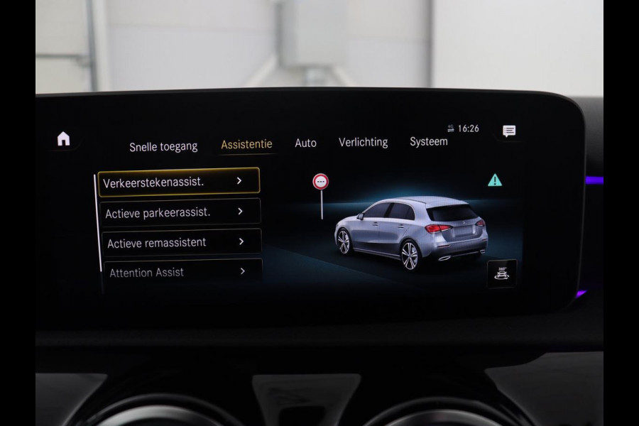 Mercedes-Benz A-Klasse 250 Premium Plus | AMG Line | Panoramadak | Trekhaak | Sfeerverlichting | Leder/alcantara | Burnmeister | Full LED | Stoelverwarming |
