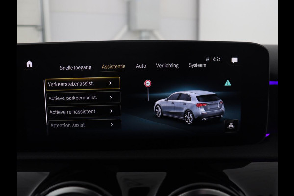 Mercedes-Benz A-Klasse 250 Premium Plus | AMG Line | Panoramadak | Trekhaak | Sfeerverlichting | Leder/alcantara | Burnmeister | Full LED | Stoelverwarming |