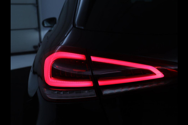 Mercedes-Benz A-Klasse 250 Premium Plus | AMG Line | Panoramadak | Trekhaak | Sfeerverlichting | Leder/alcantara | Burnmeister | Full LED | Stoelverwarming |