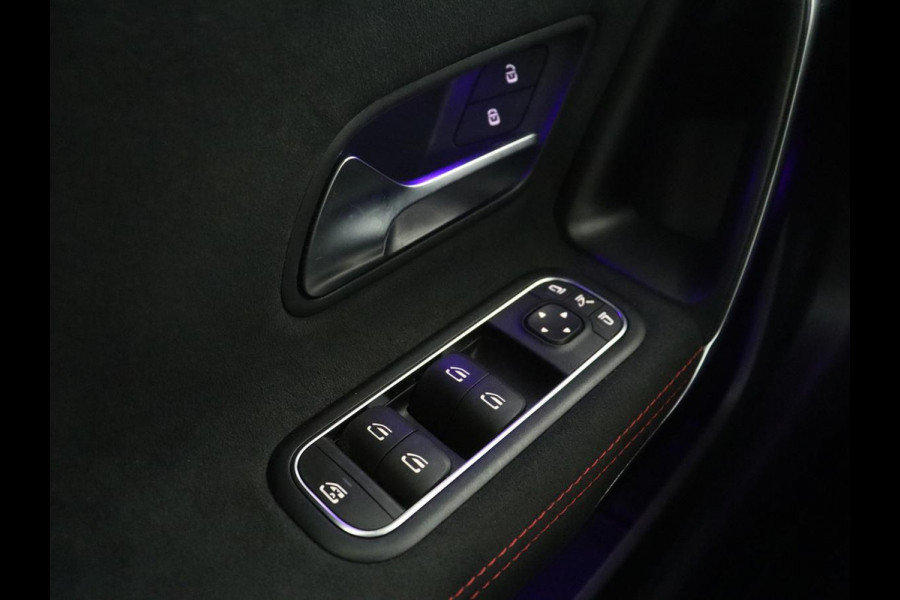 Mercedes-Benz A-Klasse 250 Premium Plus | AMG Line | Panoramadak | Trekhaak | Sfeerverlichting | Leder/alcantara | Burnmeister | Full LED | Stoelverwarming |
